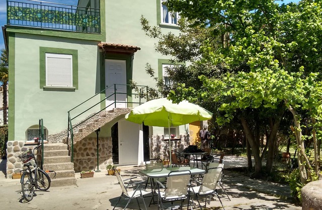 Ideal pets: apartment house with garden: for 2 people, for 3 ask