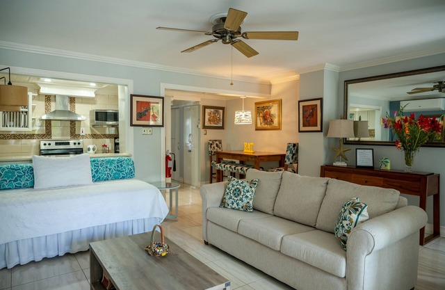 "Idle Time on the Bay". Visually Charming and newly refurbished apartment
