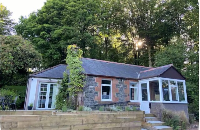 Idyllic 1860 country cottage, wood-burning stove, acre of gardens. Pets adored!