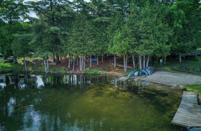 Idyllic 2-Bed Lakeside Cabin: Comfort for 4, Nature Access!
