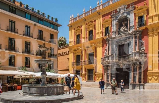 Idyllic and spacious apartment w/ parking - Center