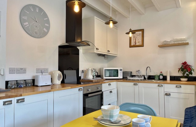 Idyllic coastal cottage with private beach hut - Sea Rose Cottage