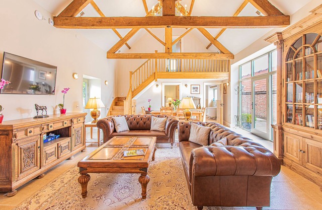 Idyllic Cotswold Barn with Stunning Views, Designer-Chefs kitchen & Hot Tub Hire