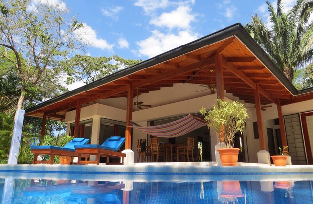 Idyllic executive home, tranquil garden, pool, minutes to beach, amenities