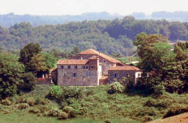 Idyllic farmhouses on a 1.5ha estate with amazing valley views and private pool
