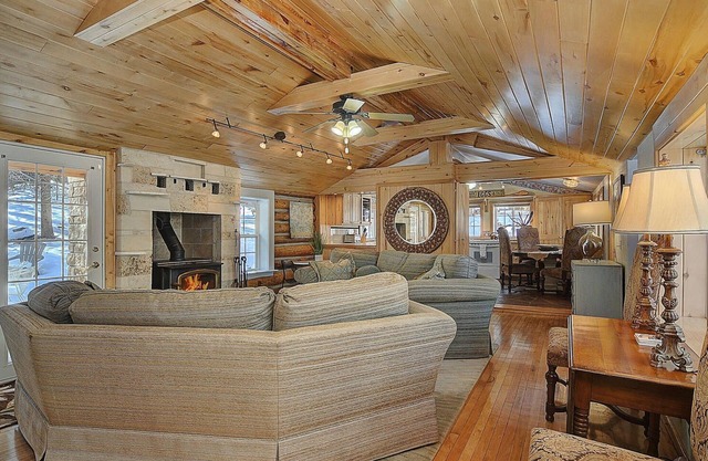 Idyllic Historic Log Cabin~Streamside~Forested Seclusion~Gated Privacy~Hot Tub
