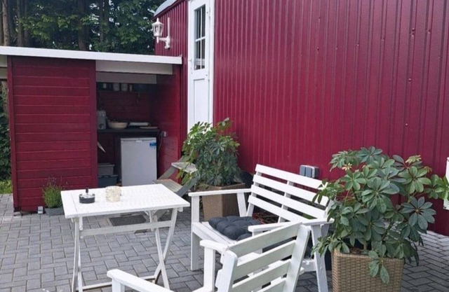 Idyllische Übernachtung im Bauwagen mit Outdoordusche und Outdoorküche