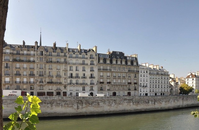 ILE DE LA CITÉ - LURIOUS DUPLEX NEAR NOTRE-DAME: ELEGANT PARISIAN CHARM - 2 BEDS