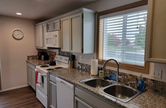 Immaculate 3BR/2BA Serene Central Neighborhood & Close to I-90 Fully Furnished
