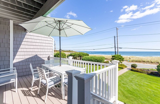 Immaculate Condo, Ocean Views, Steps to Beach