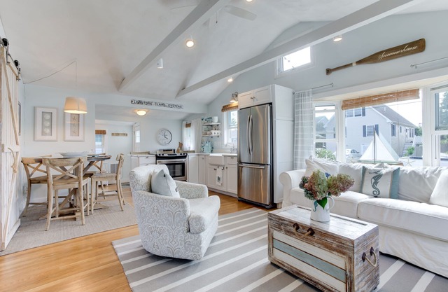 Immaculate Cottage, Walk to Sand Hill Cove Beach