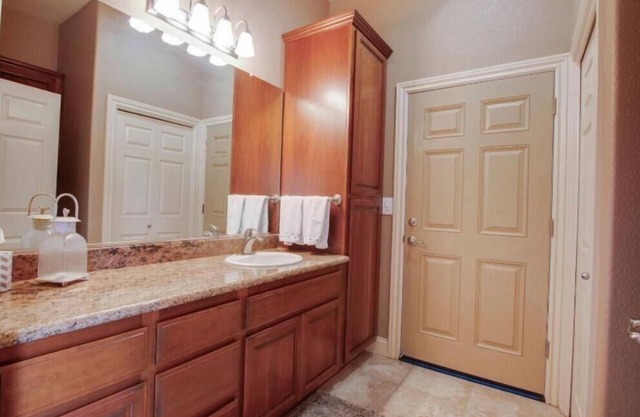 Immaculate Unit, pool,large landscaped yard!