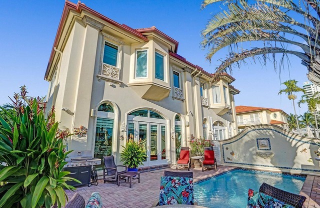 Immaculate Waterfront Villa - Private Heated Pool, Gas BBQ & High Speed Internet