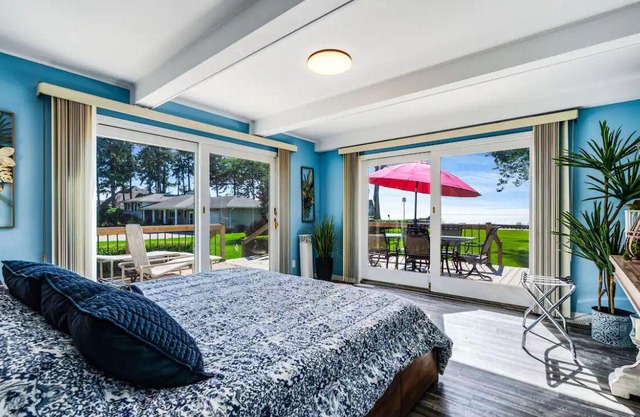 Immaculate waterfront cottage; Serenity On The Bluff