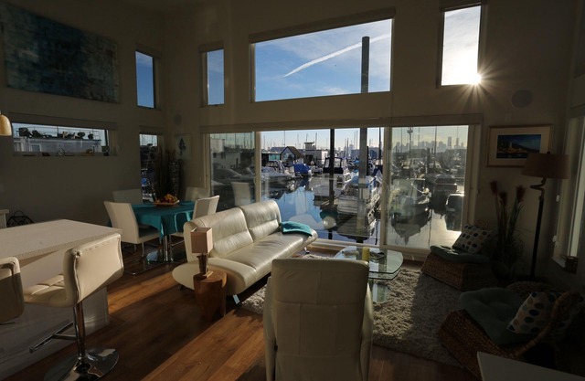 Immerse yourself in a classy & cozy, top level Floating Home! Pets welcome.