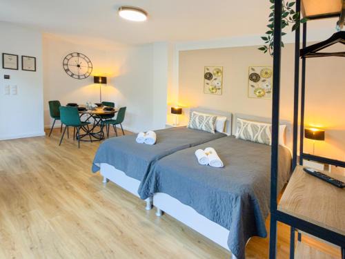 ImmoStay #3 - Penthouse mit zwei Balkonen & Seeblick, Parking & WiFi