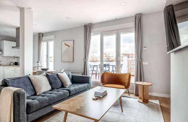 Immpecable Salamanca 3BR w/terrace, by Blueground