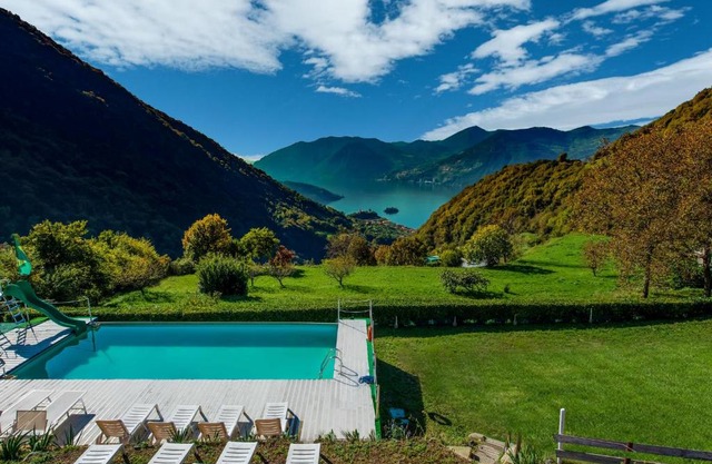 In a green and relaxing atmosphere with pool and stunning lake view