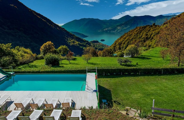 In a green and relaxing atmosphere, with pool and stunning lake view.