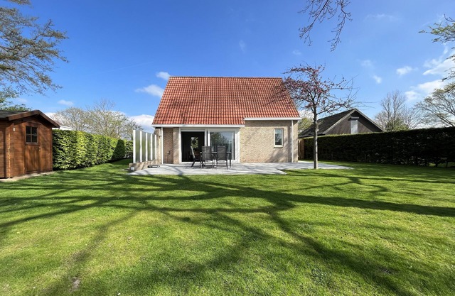 In a quiet location and a detached 6-person house with garden on 500 m2