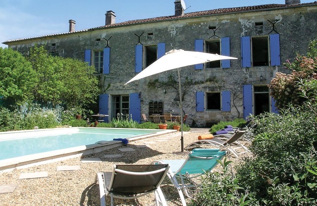 In a village, next to the house of the owner, this cottage with swimming pool awaits you.