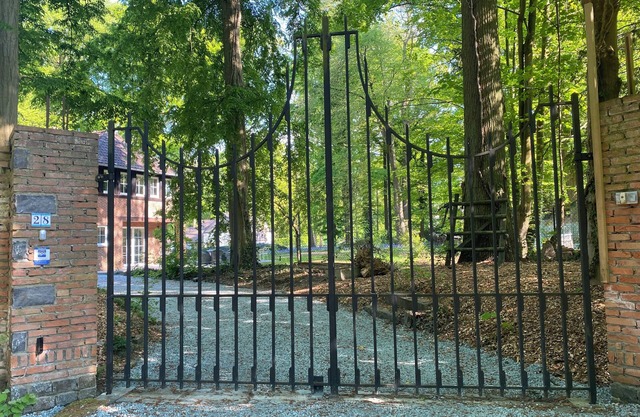 In Chardonnerets, garden level in a wooded setting 20 min from Pairi Daiza