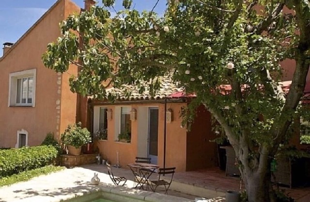 In Roussillon Village &Conciergerie included a private home fantastic view basin