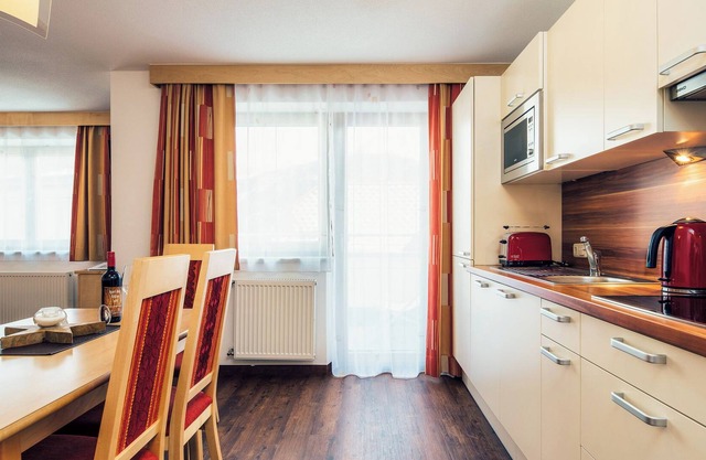 In the center of Ladis - pizzeria in the house - a few minutes walk to the cable car