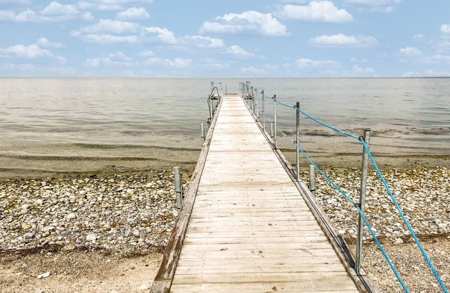 In the first row by the water lies this exceptionally cozy cottage at Strøby Ladeplads.