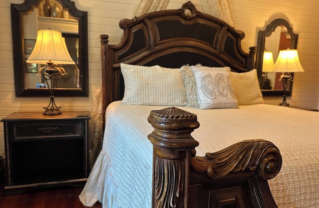 In the Heart of Apalachicola~Walk Everywhere~Ebony Rouge Suite~Majestic Jewel