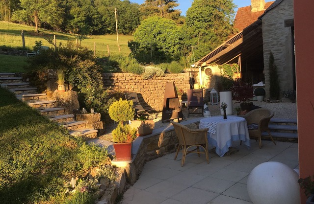 In the heart of Burgundy, in a quiet location, pretty renovated farmhouse for 8 people.