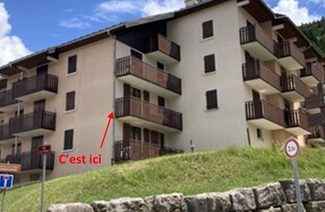 In the heart of the village, at the foot of the slopes and hiking trails