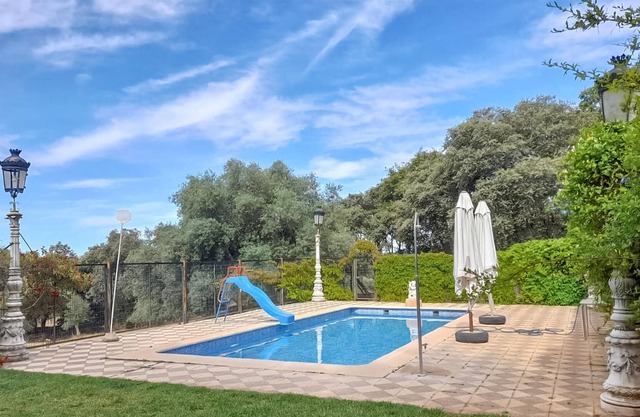 In the midst of beautiful Andalusian nature, this authentic vacation home with swimming pool welcome