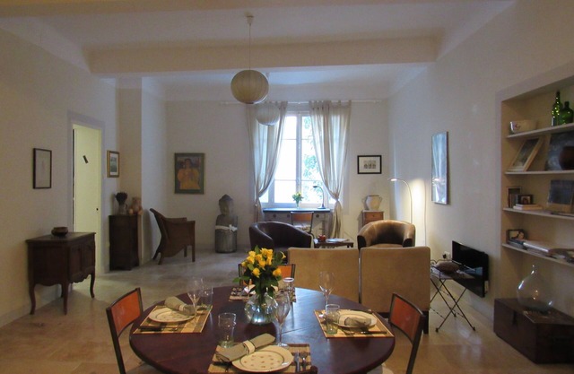 In the very HEART of old town, a serene and sophisticated Provençal appartement
