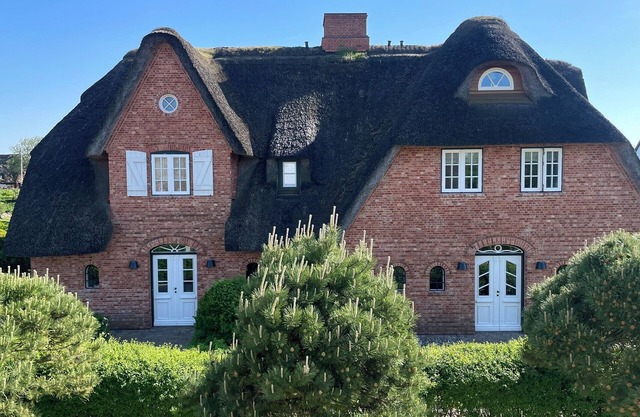 In this stylish half of the house under thatch, the maritime color concept was applied to the