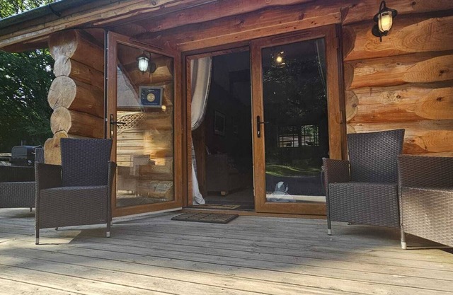 Includes admission to Hoo Zoo and Dinosaur World. Log cabin with hot tub.