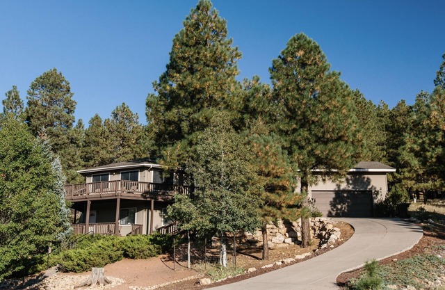 Incredible Mountain Views! Flagstaff home in Continental Country Club Sleeps 12