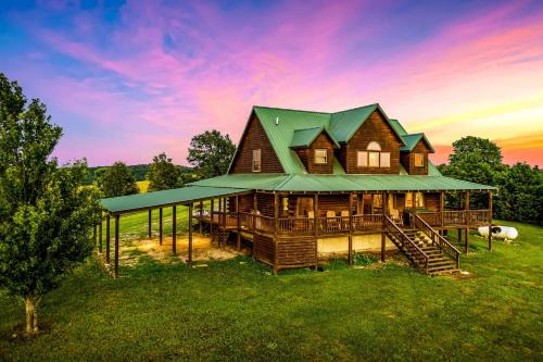 Incredible Pet-Friendly Cabin Located on Top of a Magnificent Mountain in Compton, AR