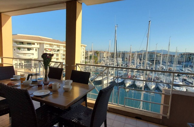 Incredible view of Port-Fréjus, Cap Hermès, 2/3 rooms, capacity 5/6 people, swimming pool, beautiful balcony, parking and air conditioning for a pleasant stay in the sun and relaxation