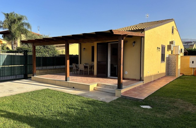 Independent villa 3 with garden near the sea 10 km from Cefalù