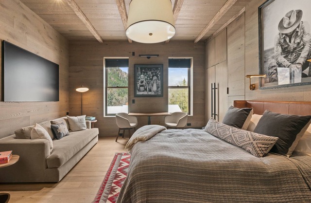 Independence Square 301 | Great Hotel Room with Excellent Location & Rooftop Hot Tub
