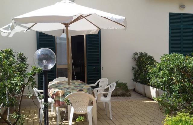 Independent apartment with external courtyard very close to the sea