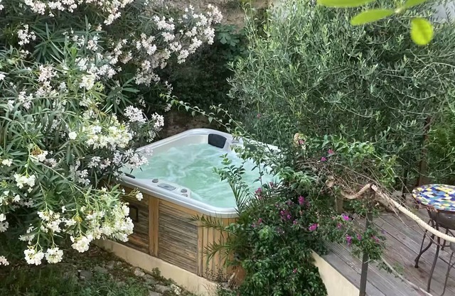 Independent apartment in winemaker's house Poussan