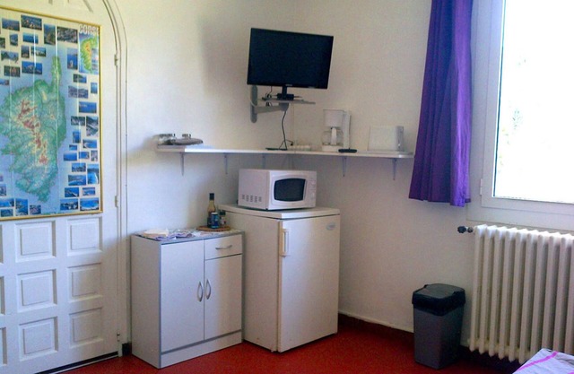 Independent furnished BEDROOM, linen and parking included 30km AJACCIO and BEACHES