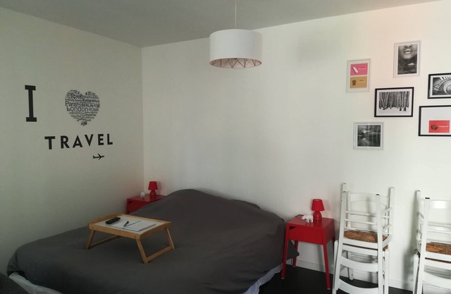 Independent studio with garden, near cathedral of Reims