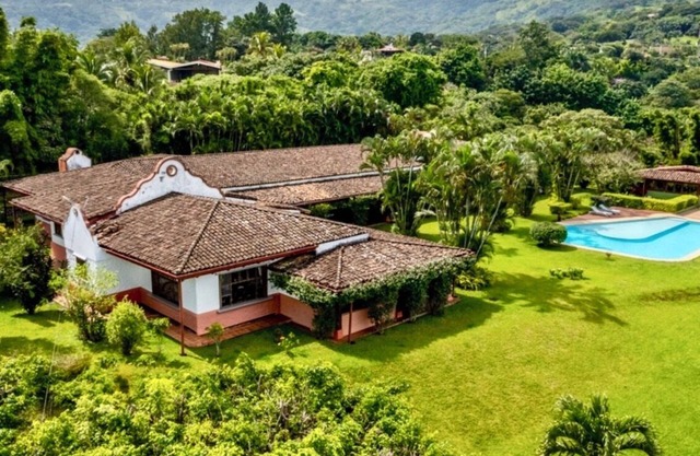 Independent villa 8BR 7 1/2 BTH Pool Fast WIFI sleeps 18 people