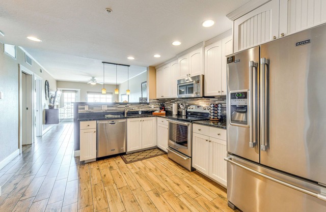 Indian Rocks Beach Condo: 2 Balconies, Near Ocean!