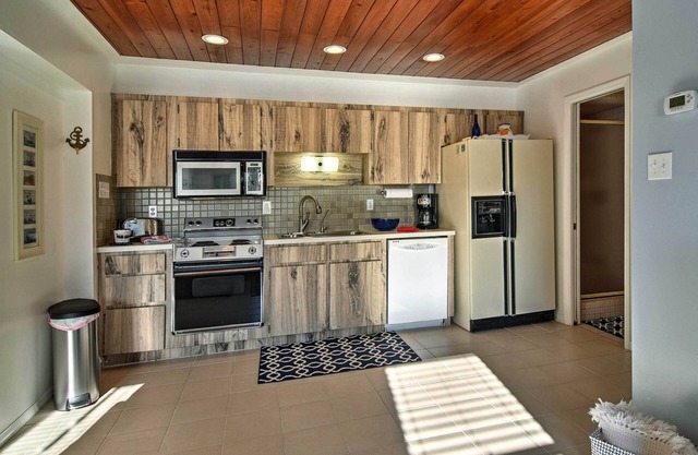 Indian Shores Cottage w/Cabana - Steps to Beach!