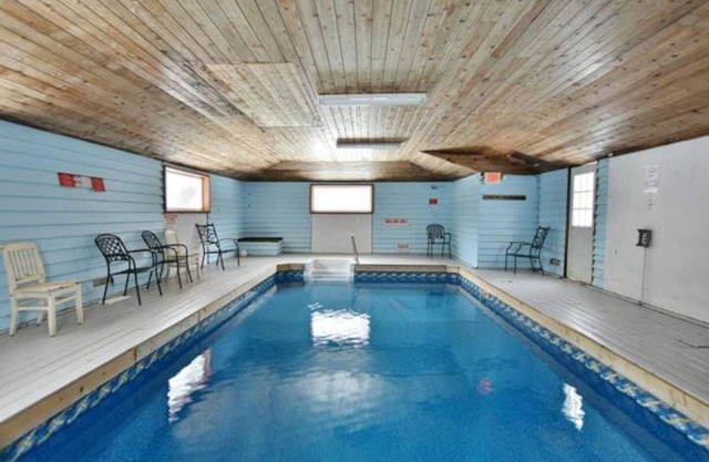 Indoor heated pool and Sauna- 8 Bedroom Chalet "Left Bank Onsis" @ Blue Mountain