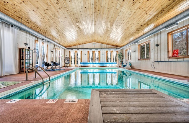 INDOOR POOL, HOT TUB, PRIVATE 86 acre Retreat and Event Space